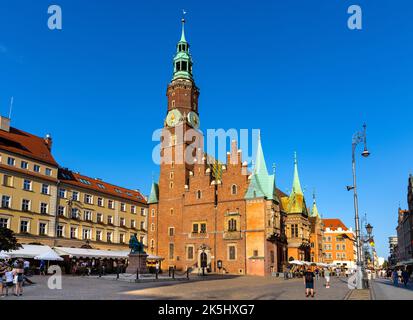 Wroclaw, Pologne - 19 juillet 2022 : ancien hôtel de ville gothique Ratusz et maison de marchands en tissu Sukienice sur la place du marché de Rynek dans le quartier historique de la vieille ville Banque D'Images