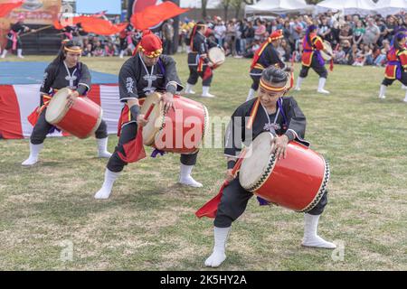 Buenos Aires, Argentine - 8 octobre 2022: Danseurs japonais avec tambour. EISA (danse japonaise avec batterie) à Varela Matsuri. Banque D'Images