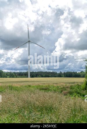 Paysage rural avec éolienne, moulin à vent pour la production d'énergie électrique - gros plan, ciel avec nuages orageux en arrière-plan. Énergies renouvelables, su Banque D'Images