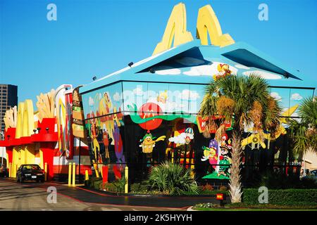 Un restaurant de restauration rapide McDonalds à Dallas est construit pour ressembler à la boîte de Happy Meal de la compagnie de l'extérieur Banque D'Images