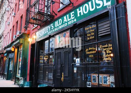 Le McSorley's Old Ale House est un pub irlandais historique dans la ville de New York, datant du 19ths siècle et est un bar et une taverne célèbre pour la St Patrick Day Banque D'Images