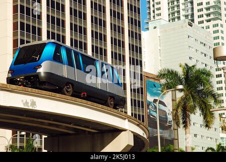 Le monorail du train Metromover traverse le centre-ville de Miami, en Floride, entre les bâtiments Banque D'Images