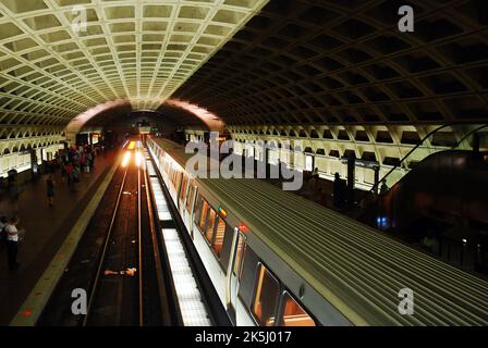 Un métro de Washington DC s'arrête à un système de métro pour permettre aux voyageurs et aux voyageurs de descendre à leur gare Banque D'Images