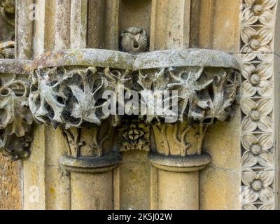 Gros plan de détail de sculpture en pierre décorative et fine / maçonnerie en pierre autour de la porte de l'église Little Dalby, Leicestershire, Angleterre, Royaume-Uni Banque D'Images