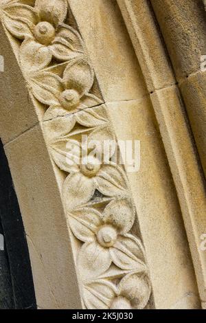 Gros plan de détail de sculpture en pierre décorative et fine / maçonnerie en pierre autour de la porte de l'église Little Dalby, Leicestershire, Angleterre, Royaume-Uni Banque D'Images