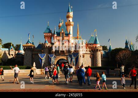 Les gens aiment marcher près du château de Cendrillon à Disneyland lors d'une belle et ensoleillée journée de vacances en famille Banque D'Images