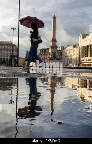 Lisbonne, Portugal - septembre 2022 : place Restauradores sur un jour pluvieux à Lisbonne, avec un accent sélectif sur l'eau au premier plan Banque D'Images