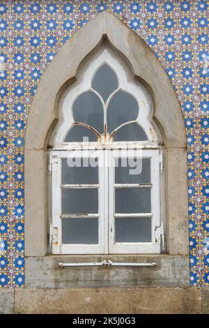 Détail de la fenêtre mauresque rustique à Sintra, avec façade en tuiles portugaises colorées (azulejo) Banque D'Images