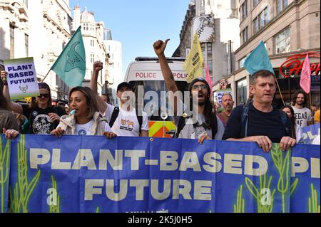 Londres, Angleterre, Royaume-Uni. 8th octobre 2022. Les activistes des droits des animaux détiennent une bannière dans la rue Haymarket à Londres. La rébellion animale s'est jointe aux environnementalistes de Just Stop Oil, les végétaliens et les militants des droits des animaux sont descendus dans les rues du centre de Londres pour réclamer un avenir basé sur les usines. (Image de crédit : © Thomas Krych/ZUMA Press Wire) Banque D'Images