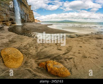 Cascade sur la falaise de Golovinsky sur l'île de Kunashir, îles Kuril, Russie Banque D'Images