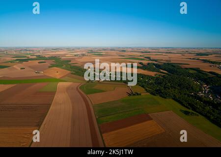 France, Essonne (91), Saclas, vue aérienne des plaines céréalières de la Beauce au début de l'été avant la récolte Banque D'Images