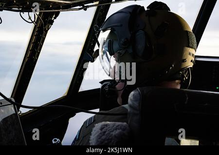 Le lieutenant de vaisseau de la Force aérienne royale de Nouvelle-Zélande Lachlan Newbery, un pilote Hercules C-130H(NZ) affecté à l'escadron no 40 de la base RNZAF d'Auckland, effectue un vol de familiarisation pendant le DRAPEAU ROUGE Alaska 23-1 au-dessus du complexe de la chaîne interarmées du Pacifique Alaska, le 7 octobre 2022. L'espace aérien de JPARC offre un environnement d'entraînement réaliste, permettant aux aviateurs de s'entraîner pour des engagements à spectre complet, allant des compétences individuelles aux engagements communs complexes à grande échelle. (É.-U. Photo de la Force aérienne par Airman 1st Class Julia Lebens) Banque D'Images