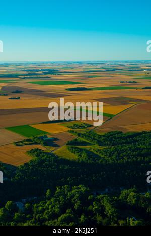 France, Essonne (91), Saclas, vue aérienne des plaines céréalières de la Beauce au début de l'été avant la récolte, abaisser la vallée forestière de la Juine Banque D'Images