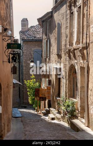 Rue de la vieille ville à Gordes, Vaucluse, Provence-Alpes-Côte d'Azur, France Banque D'Images