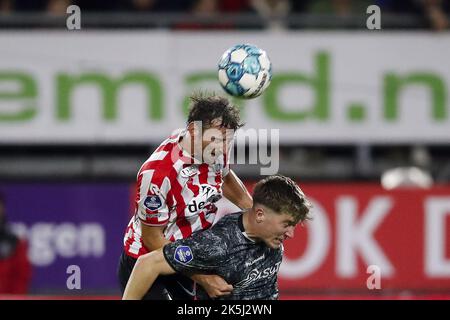 ROTTERDAM - (lr) Bart Vriends de Sparta Rotterdam, Julius Dirksen du FC Emmen pendant le match néerlandais Eredivisie entre Sparta Rotterdam et FC Emmen au Sparta Stadium Het Kasteel sur 8 octobre 2022 à Rotterdam, pays-Bas. ANP BART STOUTJEDIJK Banque D'Images