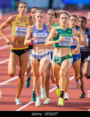 Keely Hodgkinson, de GB&ni, et Catriona Bissett, d’Australie, qui se disputent les épreuves féminines de 800m aux Championnats du monde d’athlétisme, Hayward Field, E Banque D'Images