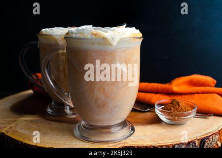 Chocolat chaud aux épices de citrouille recouvert de crème fouettée : mugs de chocolat chaud nappés de crème chantilly et d'épices de citrouille Banque D'Images