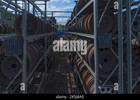 Stockage sur étagère avec jantes de voiture triées dans un chantier de ferraille, Bavière, Allemagne Banque D'Images