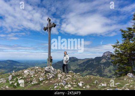 Randonneur, senior, 63 ans, se reposer sur le sommet de Seebergkopf, en arrière-plan Breitenstein et Wendelstein, Bayrischzell, Mangfall Mountains Banque D'Images