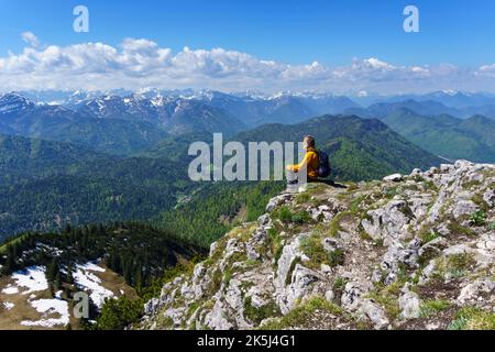 Randonneur, senior, 63 ans, au sommet de Rossstein, jouissant d'une vue sur les monts Karwendel, Kreuth, Mangfall, haute-Bavière, Allemagne Banque D'Images