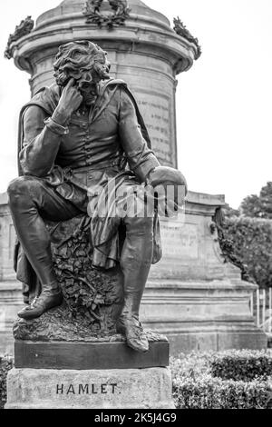 Statue de Hamlet de Sir Ronald Gower à Stratford-upon-Avon, Angleterre, Royaume-Uni, noir et blanc Banque D'Images