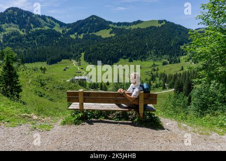 Randonneur, senior, 63 sur banc de repos bénéficiant de la vue sur Albert-Link-Huette, Valepper Almen, Stolzenberg, Rosskopf et Stuempfling, Spitzingsee Banque D'Images