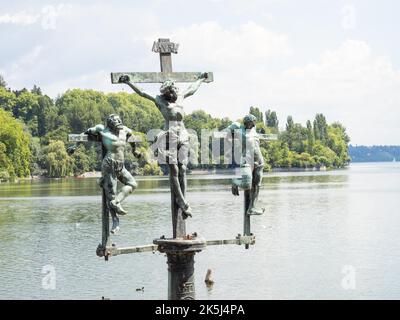 Croix de Suède, groupe de crucifixion à l'entrée de l'île Mainau, Lac de Constance, Bade-Wurtemberg, Allemagne Banque D'Images