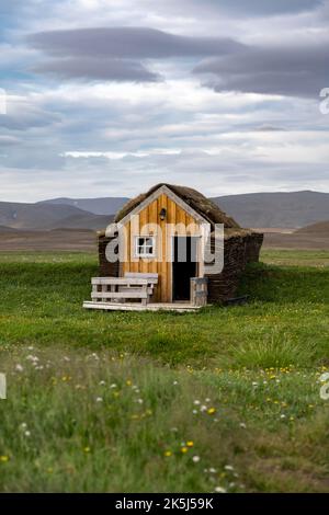 Petite maison traditionnelle en bois de tourbe avec de l'herbe sur le toit, Moeorudalur, les Highlands islandais, Islande Banque D'Images