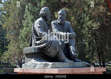 Karl Marx (1818-1883) et Friedrich Engels (1820-1895) Monument, Parc Dobovy, rue Abdumomunov, Bichkek, région de Bichkek, Kirghizistan, Asie centrale Banque D'Images