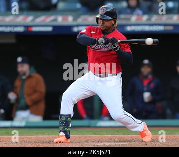 Cleveland, États-Unis. 08th octobre 2022. Cleveland Guardians Jose Ramirez se trouve dans le quatorzième repas contre les rayons de la baie de Tampa dans un jeu de cartes sauvages de la Ligue américaine au progressive Field à Cleveland, Ohio, samedi, 8 octobre 2022. Photo par Aaron Josefczyk/UPI. Crédit : UPI/Alay Live News Banque D'Images