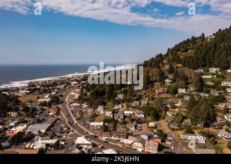 Oregon Coast Highway 101 serpentant dans la ville de Yachats Banque D'Images
