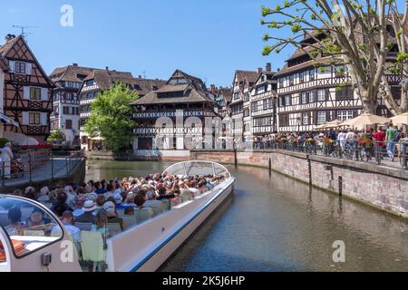 Bateau d'excursion à l'Ill, la petite-France, site classé au patrimoine mondial de l'UNESCO, quartier des Tanners, Strasbourg, département du Bas-Rhin, Alsace, France Banque D'Images