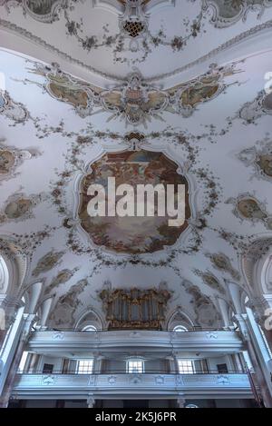 Loft d'orgue et peintures au plafond dans l'église baroque de Saint Andrew, Nesselwang, Bavière, Allemagne Banque D'Images