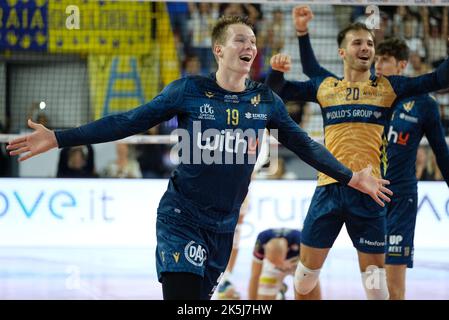 Vérone, Italie. 08th octobre 2022. Exultation de Rok Mozic - WithU Verona pendant WithU Verona vs ITAS Trentino, Volleyball Italien Serie A Men SuperLeague Championship Championship à Vérone, Italie, 08 octobre 2022 Credit: Independent photo Agency/Alay Live News Banque D'Images