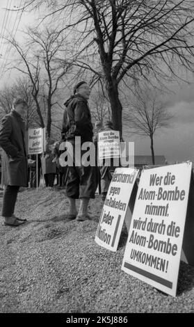 La marche de Pâques 1st contre les armes nucléaires sur le sol allemand s'est tenue le 17. 4. 1960, ici à Hanovre à Bergen-Hohne et de Hambourg. Seulement environ 300 Banque D'Images