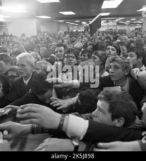 La visite de la célèbre star Udo Juergens à Dortmund en 1966 a montré une communauté de fans presque hors de contrôle lors d'une séance d'autographes dans le centre-ville Banque D'Images