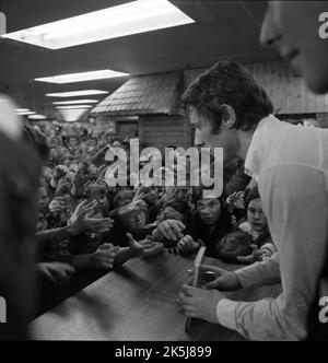 La visite de la célèbre star Udo Juergens à Dortmund en 1966 a montré une communauté de fans presque hors de contrôle lors d'une séance d'autographes dans le centre-ville Banque D'Images