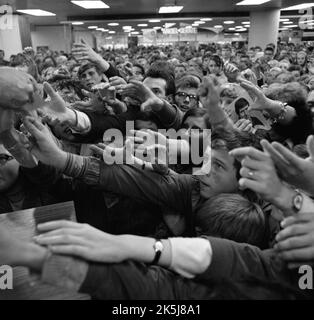 La visite de la célèbre star Udo Juergens à Dortmund en 1966 a montré une communauté de fans presque hors de contrôle lors d'une séance d'autographes dans le centre-ville Banque D'Images