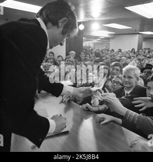 La visite de la célèbre star Udo Juergens à Dortmund en 1966 a montré une communauté de fans presque hors de contrôle lors d'une séance d'autographes dans le centre-ville Banque D'Images