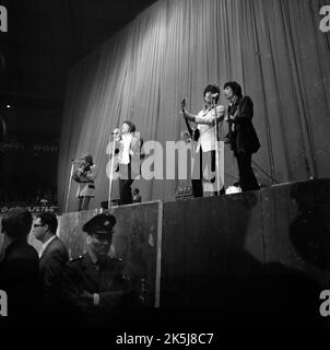 La performance des Rolling Stones dans le Westfalenhalle de Dortmund en 1966 a été accompagnée par quelques fans qui ont connu une frénésie, l'Allemagne Banque D'Images