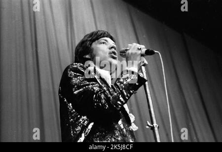 La performance des Rolling Stones dans le Westfalenhalle de Dortmund en 1966 a été accompagnée par quelques fans qui ont connu une frénésie, l'Allemagne Banque D'Images