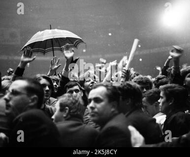 La performance des Rolling Stones dans le Westfalenhalle de Dortmund en 1966 a été accompagnée par quelques fans qui ont connu une frénésie, l'Allemagne Banque D'Images