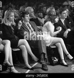 La performance des Rolling Stones dans le Westfalenhalle de Dortmund en 1966 a été accompagnée par quelques fans qui ont connu une frénésie, l'Allemagne Banque D'Images