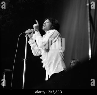 La performance des Rolling Stones dans le Westfalenhalle de Dortmund en 1966 a été accompagnée par quelques fans qui ont connu une frénésie, l'Allemagne Banque D'Images