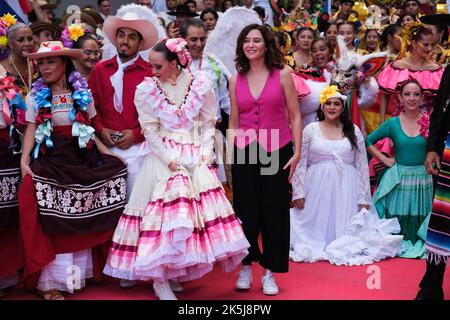 Madrid, Espagne. 08th octobre 2022. (C) Présidente de la Communauté de Madrid, Isabel Díaz Ayuso vu au début du défilé Hispanidad 2022 à Madrid. Crédit : SOPA Images Limited/Alamy Live News Banque D'Images