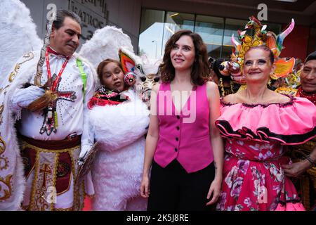 Madrid, Espagne. 08th octobre 2022. (C) Présidente de la Communauté de Madrid, Isabel Díaz Ayuso vu au début du défilé Hispanidad 2022 à Madrid. Crédit : SOPA Images Limited/Alamy Live News Banque D'Images