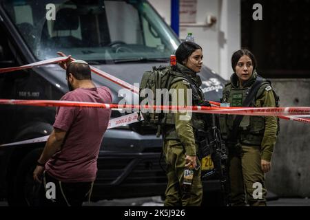 Jérusalem, Israël. 08th octobre 2022. Les forces de sécurité israéliennes se tiennent sur place, où deux de leurs coéquipiers ont été grièvement blessés après une fusillade au point de contrôle du camp de réfugiés palestiniens de Shaufat. Crédit : Ilia Yefimovich/dpa/Alay Live News Banque D'Images