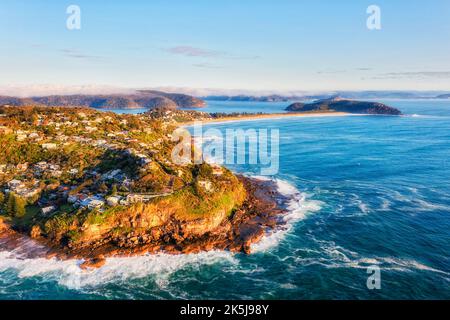 Petite plage d'orques sur la côte nord du Pacifique de Sydney - paysage marin aérien. Banque D'Images