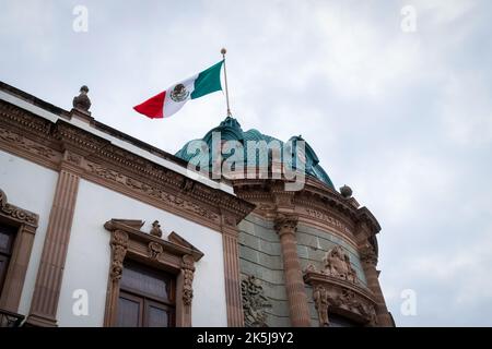 Un théâtre d'art avec le drapeau mexicain sur le toit turquoise Banque D'Images