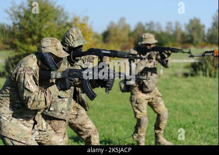 Lviv, Ukraine 8 octobre 2022. Formation militaire des civils au tir selon la méthodologie des forces spéciales brésiliennes. La Russie a envahi l'Ukraine sur l'24 février 2022, déclenchant la plus grande attaque militaire en Europe depuis la Seconde Guerre mondiale Banque D'Images